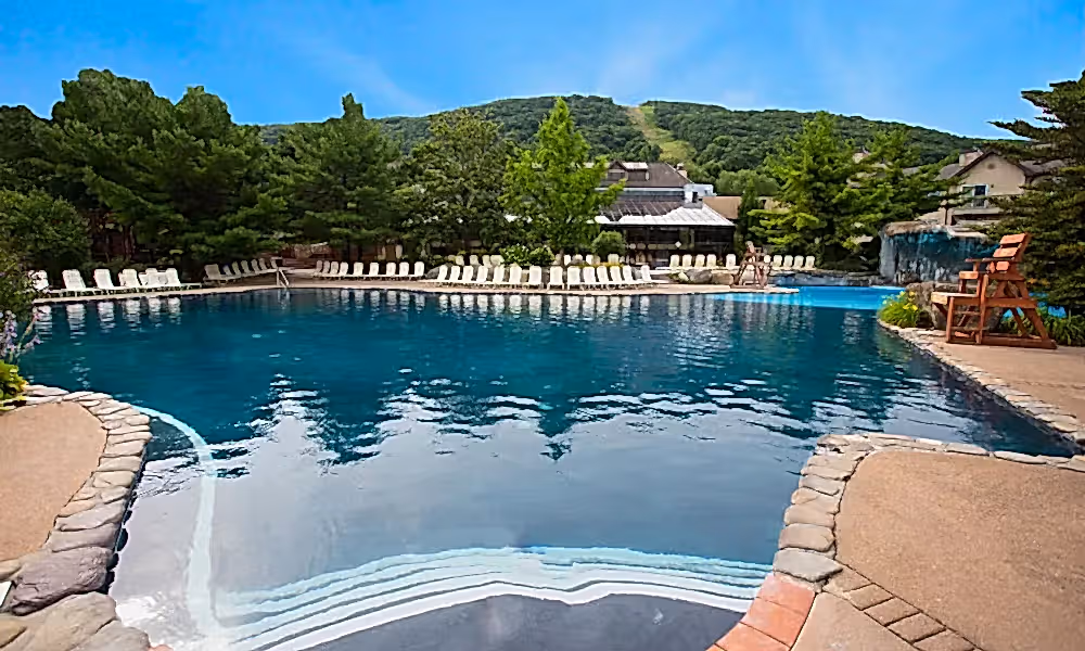 Minerals Hotel outdoor pool.